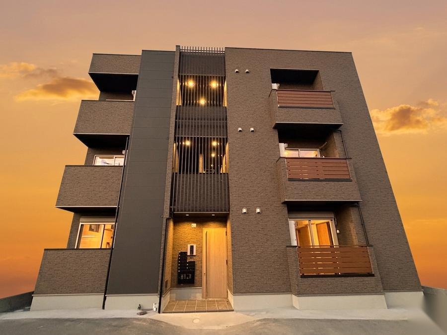 筑紫野市の木造3階建ペット共生型賃貸集合住宅(1LDK・9戸)の外観 — みなと建築事務所 設計