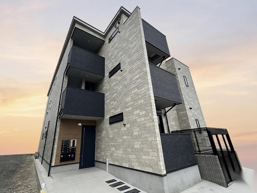 福岡市茶山のファミリー向け木造3階建賃貸集合住宅(1LDK・2LDK・8戸)の外観 — みなと建築事務所 設計